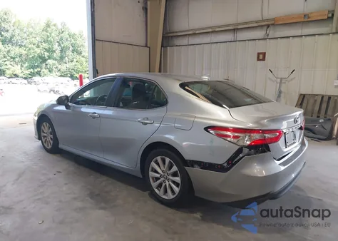 2020 Toyota Camry Le z USA, uszkodzony, nr VIN 4T1C11AK7LU969562